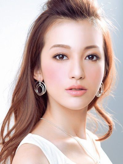 Phong cách trang điểm thanh lịch như người đẹp Angelababy. Xem thêm: Cận cảnh: Sao Hàn "thăng hạng nhan sắc" nhờ trang điểm và phẫu thuật