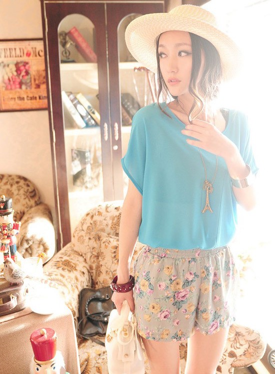 Ngày hè còn gì tuyệt vời hơn với thời trang áo phông và quần soóc. Xem thêm: Xinh xinh với váy maxi "du hí" biển xanh