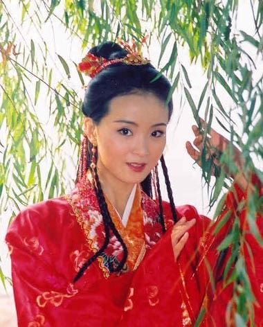Trong trang phục cô dâu đời Tống, Vương Diễm cũng rất xinh xắn.