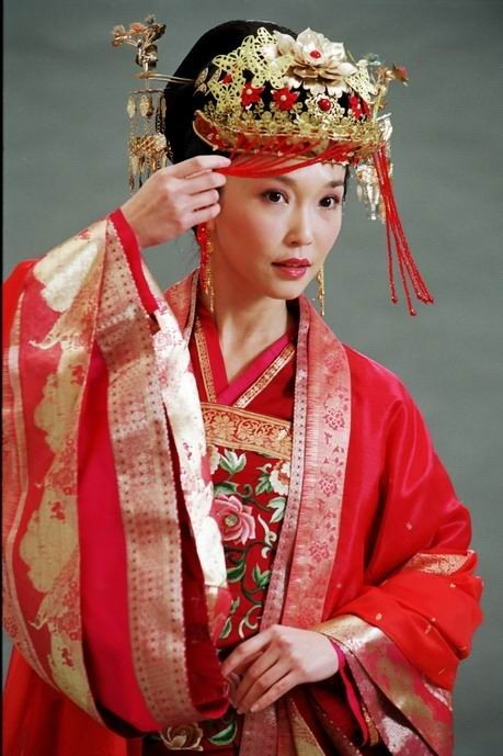 Cô dâu Phạm Văn Phương nổi bật với màu đỏ.