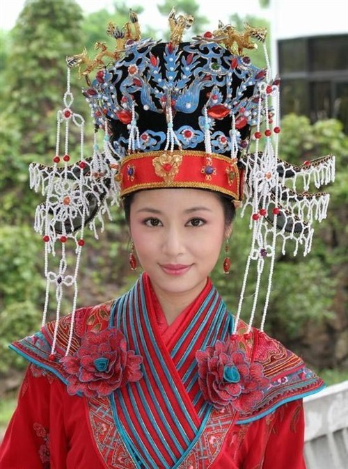 Trang phục tân nương của Lâm Tâm Như rất đặc biệt cả về kiểu dáng và hoa văn giúp cô nổi bật hơn.