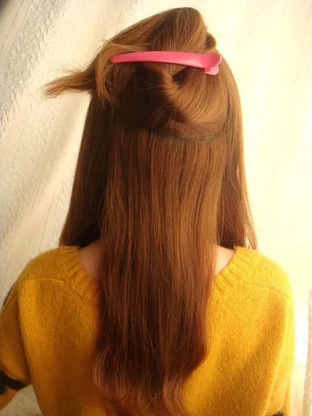 Kiểu 1: Chia tóc thành bốn phần, với phần sau đầu chia thành hai nửa trên dưới.