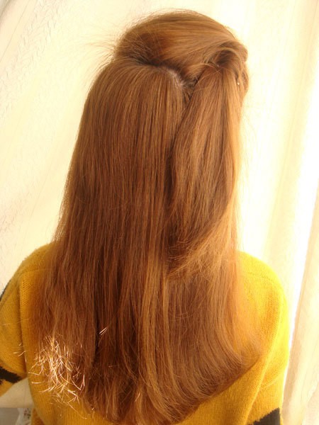 Kiểu 2: Lấy một phần tóc trên đỉnh đầu, quấn từ trái sang phải rồi giữ chặt trên đỉnh đầu.