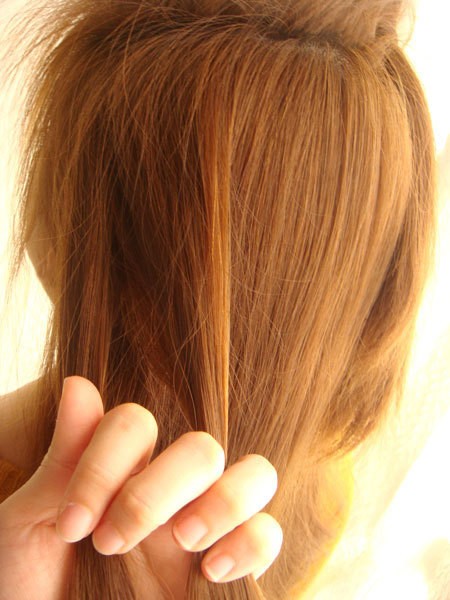 Tiếp tục với phần tóc phía dưới, lấy hai phần tóc nhỏ từ bên tai trái.