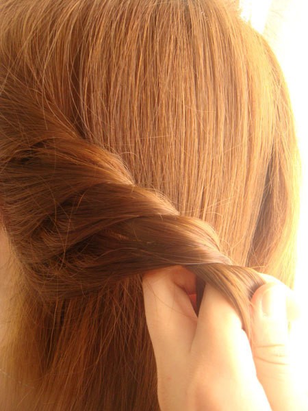 Sau đó cứ mỗi bước quấn thì lấy thêm một phần tóc từ bên trái gộp vào.