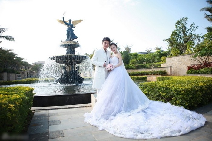 Buổi chụp ngoại cảnh khiến cả hai đều vui vẻ. Trong chiếc váy cưới, cô dâu Lý Tiểu Lộ thực sự rất kiều diễm và lộng lẫy.