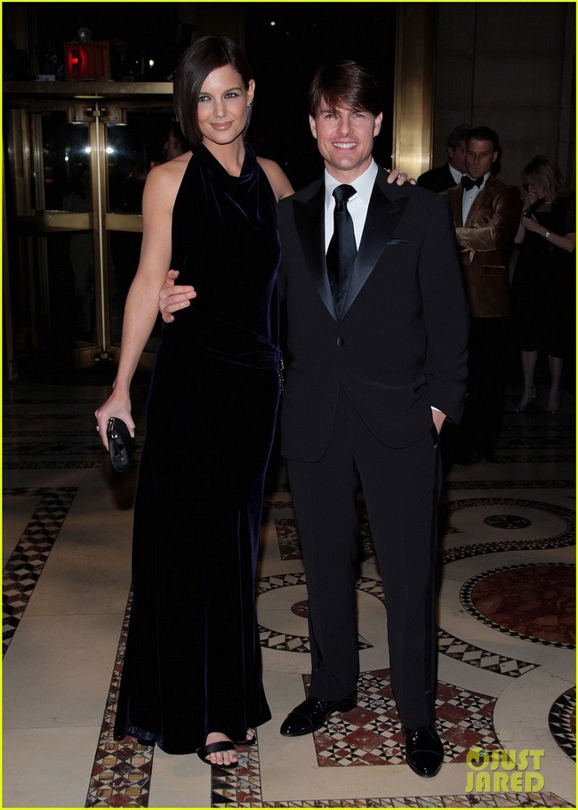 Katie Holmes trong chiếc váy nhung quý phái cùng mái tóc ngắn rất phong cách. Còn Tom Cruise luôn lịch lãm trong những bộ vest hàng hiệu.