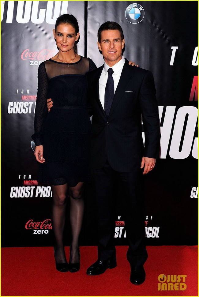 Tổng thể màu đen khiến đôi vợ chồng nhà Tom Cruise xuất hiện với phong cách rất quý phái.