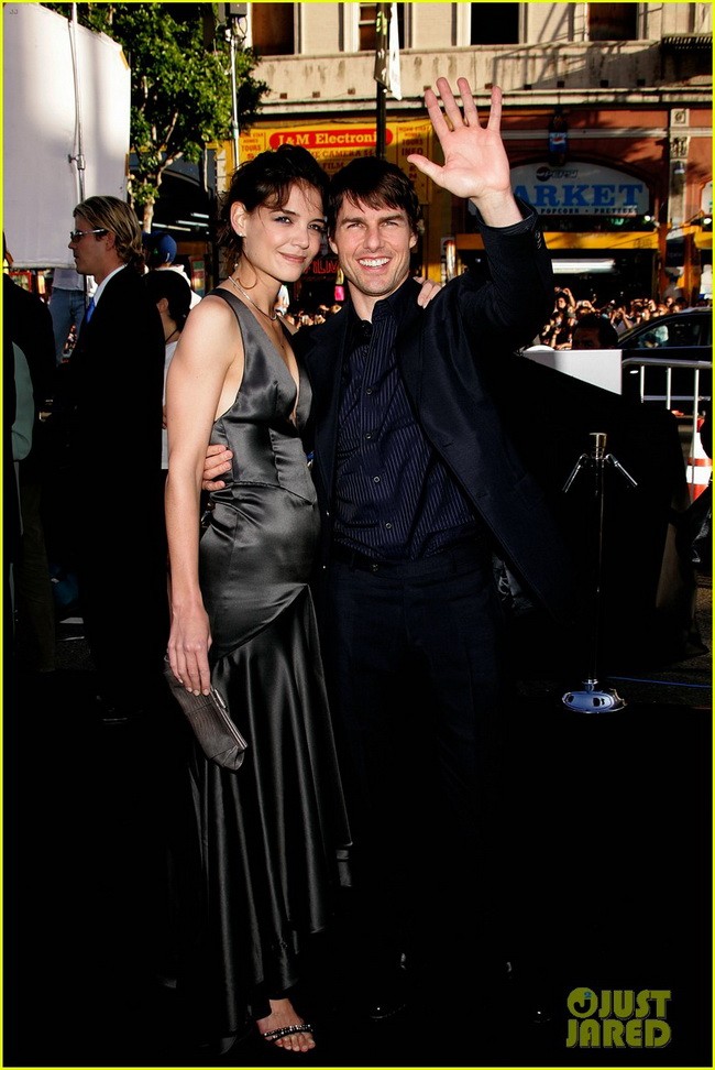Katie Holmes luôn được biết đến là ngôi sao không quá chú ý vào ăn mặc, trong lúc đó Tom Cruise lại luôn lịch lãm với vest đen.
