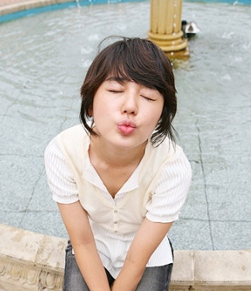 “Thái tử phi” Yoon Eun Hye chu môi nhắm mắt với nụ hôn quá nồng hậu.