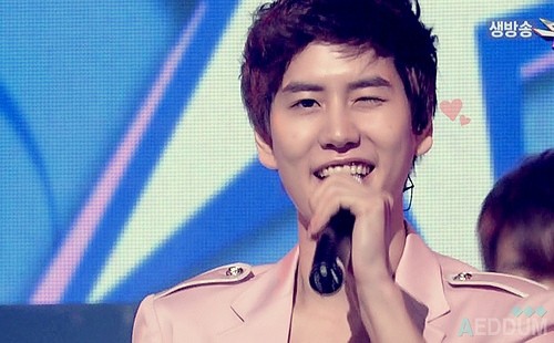 Chàng út Kyu Hyun của Super Junior với "cú" nháy mắt cực lãng mạn khiến fan điên đảo.