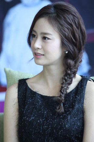 Kiểu tóc tết lệch vai nhẹ nhàng tự nhiên càng thêm giúp Kim Tae Hee đẹp xinh như một nữ thần.