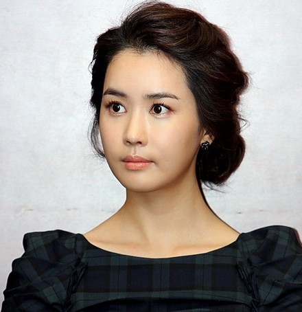 Với mái tóc được vuốt gọn ra sau giúp Lee Dae Hae khoe được khuôn mặt nữ tính.