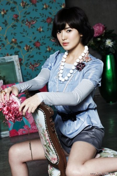 Song Hye Kyo cá tính và thời trang hơn với kiểu tóc ngắn phong cách.