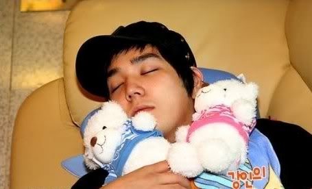 Kang In đã qua tuổi 'bé lên ba' rồi mà sao ngủ vẫn ôm gấu thế kia.