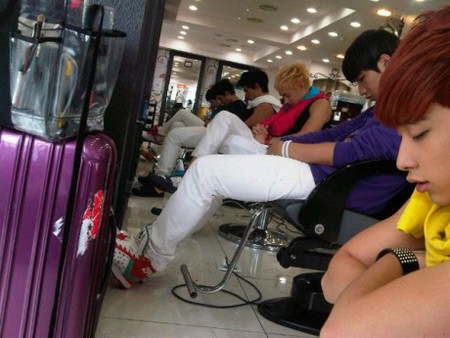 Rõ thương mấy anh chàng của 2PM, chắc là mệt quá nên làm tóc mà cũng rủ nhau tranh thủ ngủ cho được.