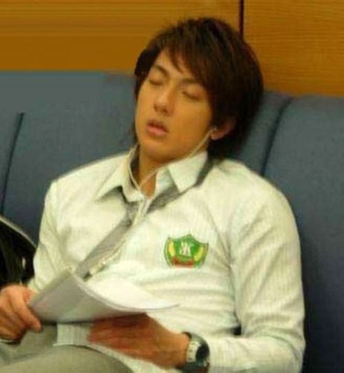 Ngô Tôn đang đọc kịch bản "Hanakimi" mà, sao lại ngủ thế kia???