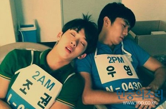 Jokwon và Seul Ong của 2AM tranh thủ say giấc trong một buổi thi đấu thể thao kiệt sức.