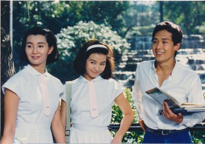 Bức ảnh với trang phục nữ sinh của hai người đẹp thập niên 80 Trương Mạn Ngọc và Chung Sở Hồng.