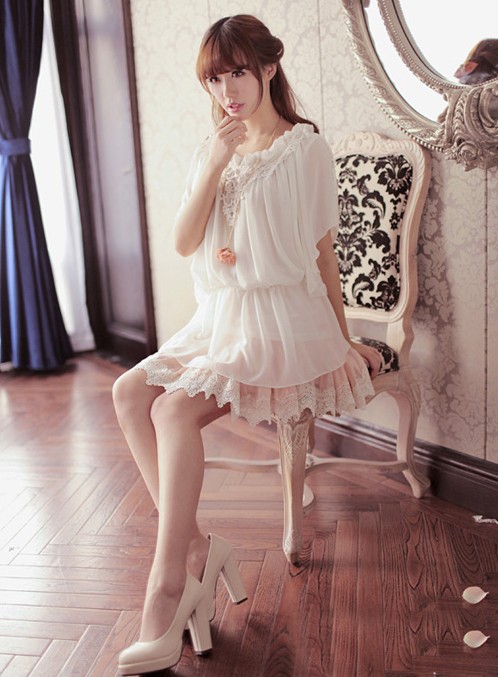 Váy trắng với chân váy hồng làm nổi bật phong cách cho người mặc.