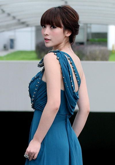 Đầm xanh điệu đà, khoe vai trần tinh tế nổi bật với làn da trắng.