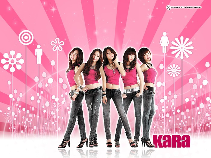 Những cô nàng Kara cũng khoe eo thon với áo dây và quần jeans.