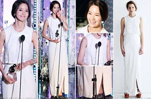Cô nàng Yoona nữ tính tại lễ trao giải 2012 Gaon Chart K-Pop trong bộ váy trắng trang nhã của nhãn hàng Eryn Brinié.