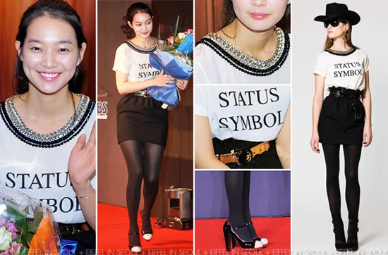 Cô nàng“hồ ly” Shin Min Ah diện bộ đồ gồm áo pull và váy đen ngắn của Moschino trong bộ sưu tập Pre-Fall 2010. Điểm nhấn là chiếc vòng cổ khá đẹp nhưng đôi giày mary-jane lại có vẻ như hơi "lạc lõng".