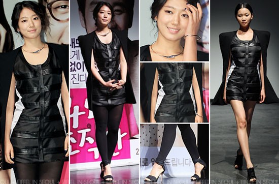 Bộ đầm da màu đen với các vệt ngang cùng viền trắng bên sườn của nhà thiết kế người Hàn Quốc Kaal E.Suktae giúp Park Shin Hye có vòng eo nhỏ nhắn hơn.