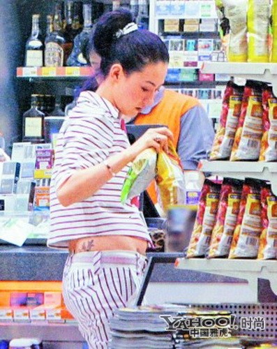 Thoải mái đi siêu thị, nhưng Trương Bá Chi cũng không ngờ rằng mình cũng chị "chộp" lại khoản khắc khoe bụng béo này. Ảnh: Yahoo
