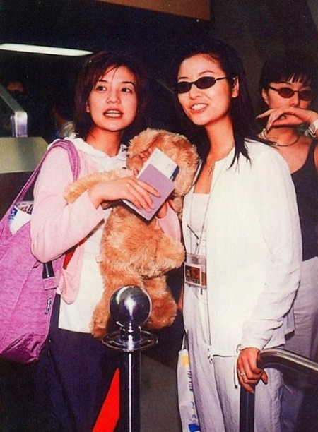 Sành điệu đúng phong cách thời trang cuối thập niên 90, đầu những năm 2000.