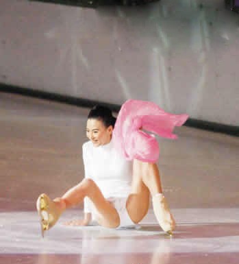 Trương Bá Chi trượt băng nghệ thuật và ngã cũng "rất tươi".