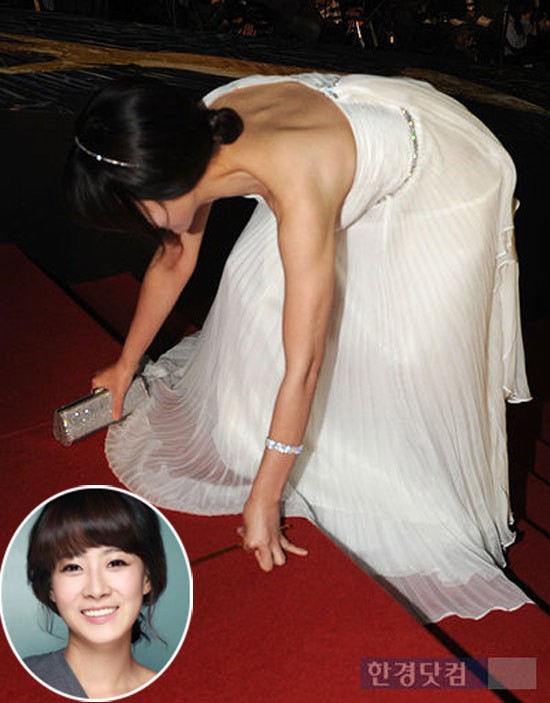 Váy trắng, giày cao tuy đẹp nhưng cũng khiến nữ diễn viên Ryu Hyun Kyung một phen nhớ đời.