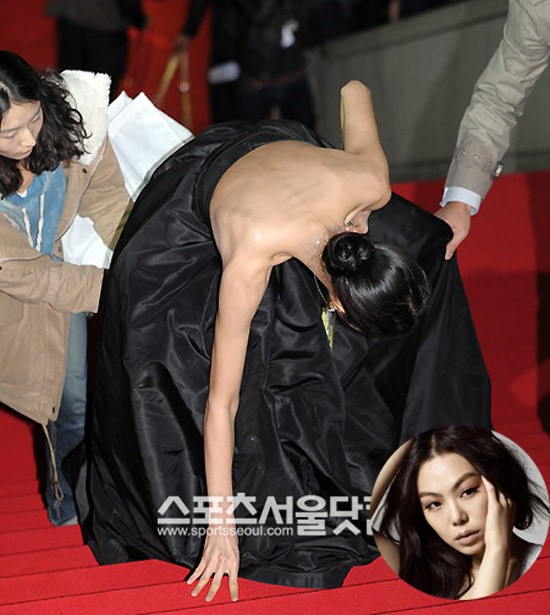 Có đến hai trợ lý giúp sức nhưng Kim Min Hee vẫn không thể đứng dậy được.