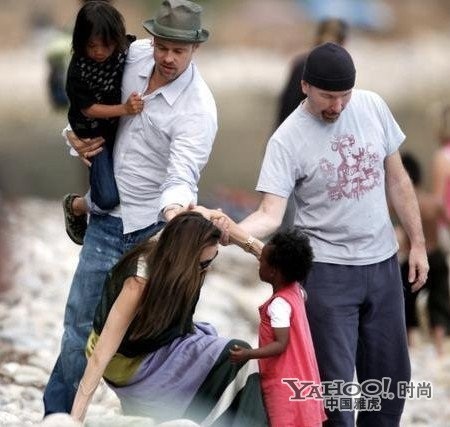 Angelina Jolie đi chơi cùng chồng và con, tất cả đều không sao nhưng người đẹp Hollywood lại "hôn đất'.