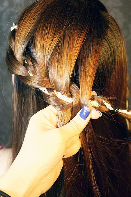 Tết lệch dần sang bên phải, mỗi bước lại lấy thêm một phần tóc gộp vào.