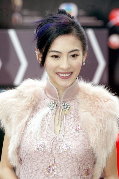 Nụ cười quý phái của Trương Bá Chi càng toát lên vẻ đẹp lai của cô.