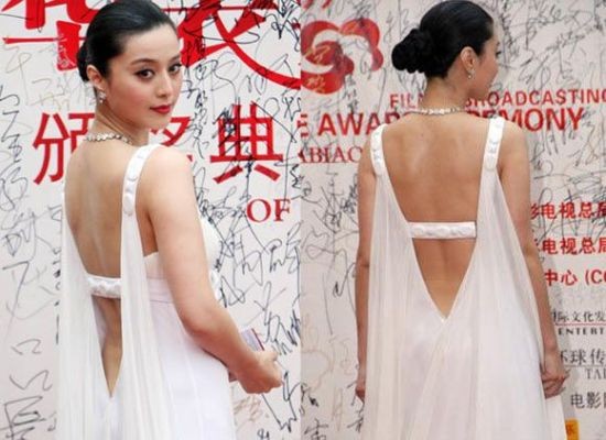 Dù không có dáng chuẩn như người mẫu nhưng Phạm Băng Băng cũng theo "mốt" khoe lưng.