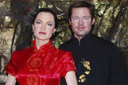 Brad Pitt và Angelina Jolie với nét tây trong trang phục truyền thống Trung Quốc.