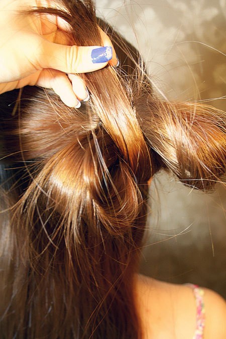 Chia phần tóc gấp thành hai bên, rồi lấy phần đuôi tóc chen vào giữa.