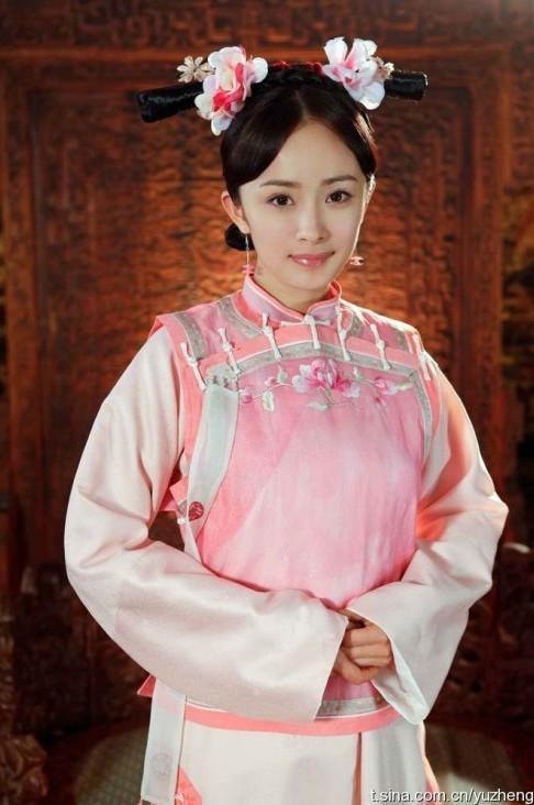 Người đẹp Dương Mịch khá hợp trong trang phục và kiểu tóc đời Thanh.