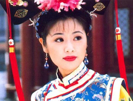 Lâm Tâm Như trong tạo hình cổ điển của phụ nữ nhà Thanh, khá phức tạp từ kiểu tóc, trang điểm và trang phục.