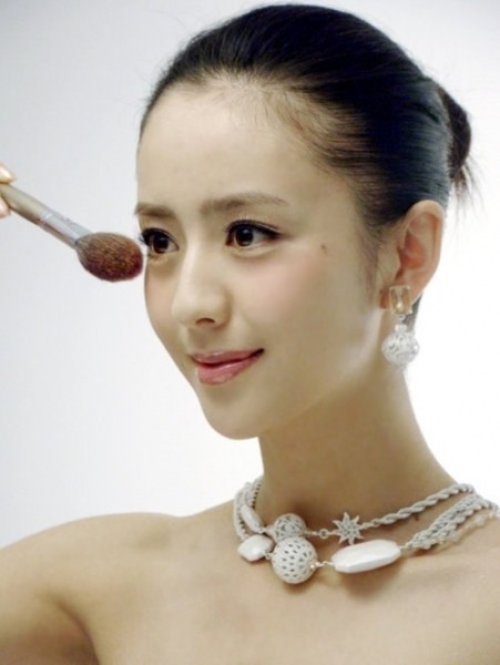 Đôi môi nhỏ nhắn của Đồng Lệ Á càng góp phần làm khuôn mặt cô đẹp và quý phái hơn.