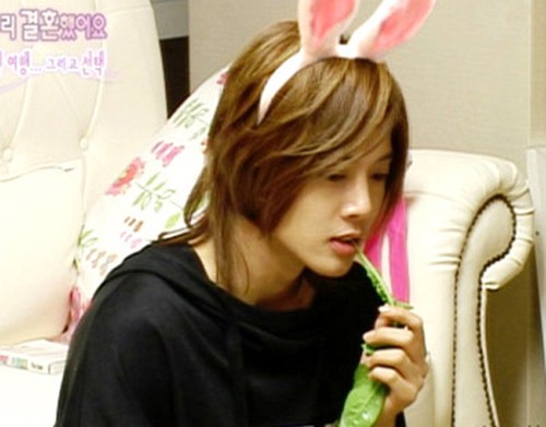 Kim Hyun Joong vô cùng dễ thương với tai thỏ.