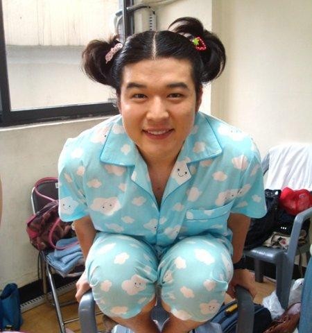 Mặc đồ bộ, tóc hai bím khiến Shin Dong như em bé "ngoại cỡ".