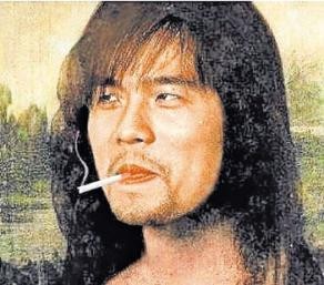 Châu Kiệt Luân tóc dài, râu lún phún cùng điếu thuốc không thể nói nên lời.
