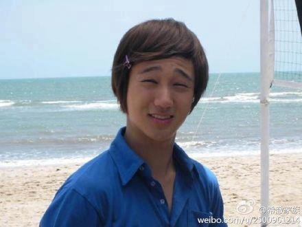 Ye Sung kẹp mái, típ mắt ở bãi biển. Biểu cảm không thể nói nên lời. Ảnh: weibo
