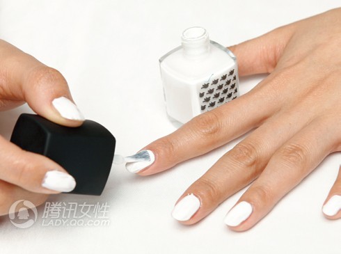 Bước 1, dùng sơn móng màu trắng đục sơn đều lên đầu ngón tay.