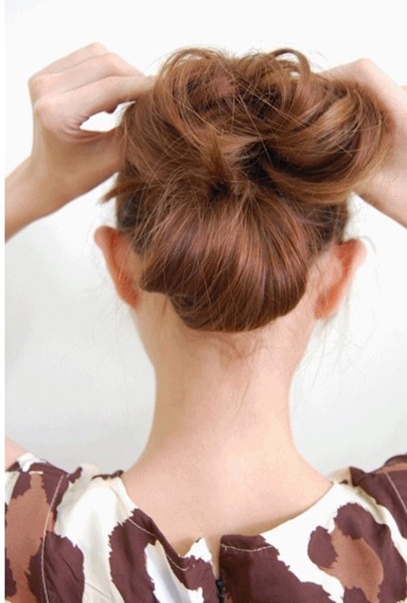 Kéo phần tóc gấp phía trên lên trên đỉnh đầu, dùng kẹp tăm cố định.