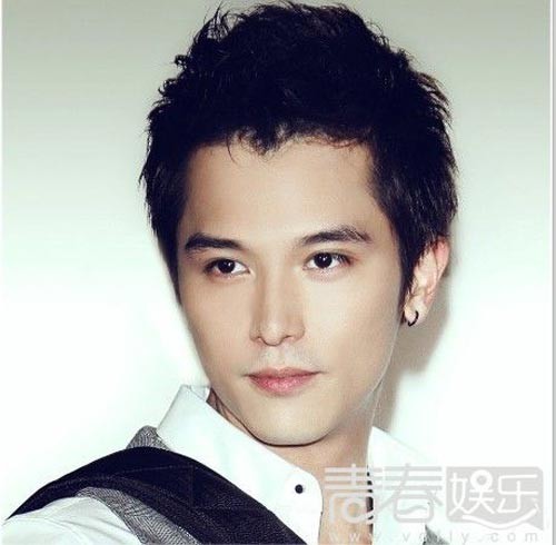 Ngôi sao đứng đầu cuộc bình chọn "10 anh chàng đẹp trai nhất Trung Quốc 2012" Khưu Trạch đang tiếp tục chinh chiến và dẫn đầu trên mặt trận "10 anh chàng đẹp trai nhất Châu Á 2012".